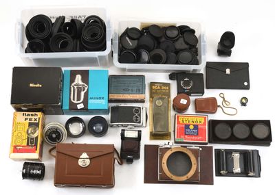 de nombreux types d'appareils photo et d'accessoires disposés sur la table