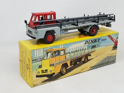 un camion jouet posé sur une boîte