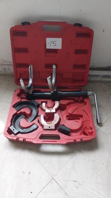 une caisse à outils rouge avec des outils sur le sol