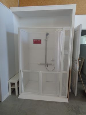 une salle de bains équipée d'une douche et d'un banc