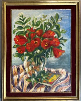 tableau représentant des fleurs rouges dans un vase posé sur une nappe rayée
