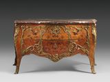 une commode ancienne avec dessus en marbre
