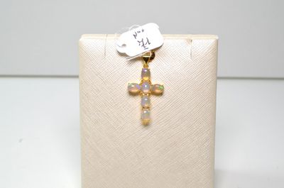 un gros plan d'une croix à laquelle est accrochée une étiquette
