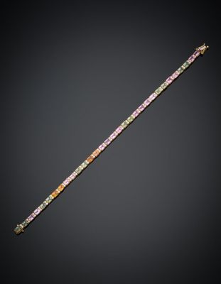 une image représentant un bracelet orné de pierres multicolores sur fond noir