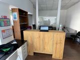 un bureau sur lequel se trouve un ordinateur portable, dans une pièce