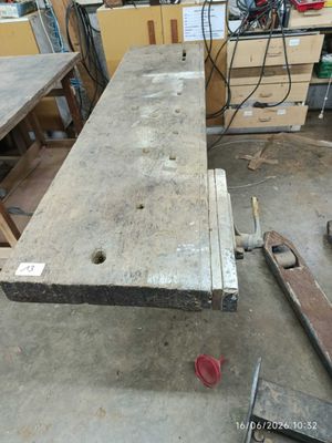 une table placée au milieu d'une pièce