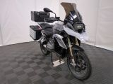 une moto garée sur un sol à damier noir et blanc