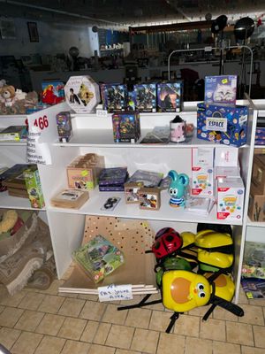 beaucoup de jouets, les étagères du magasin en sont remplies