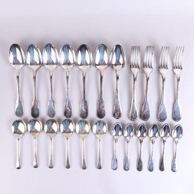 beaucoup de cuillères et de fourchettes en argent sur la table