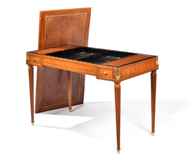 une table en bois avec un plateau noir et une chaise en cuir marron