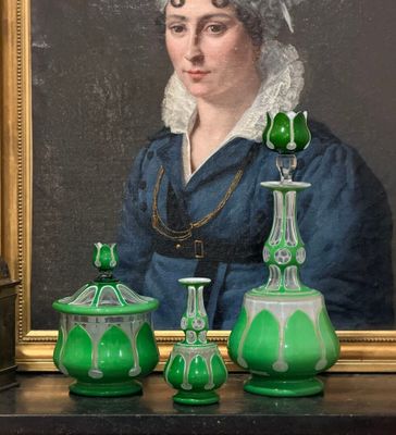 un tableau représentant une femme en robe bleue et trois vases verts