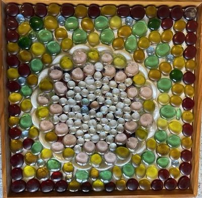 une photo d'une photo d'une boîte contenant des galets de verre