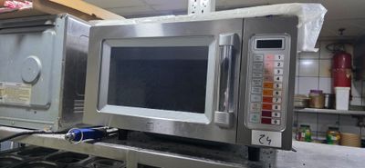 un micro-ondes posé sur une étagère dans une cuisine