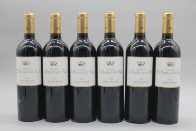 six bouteilles de vin sont alignées dans une rangée