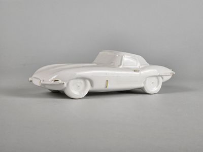 une photo d'une petite voiture blanche posée sur une table