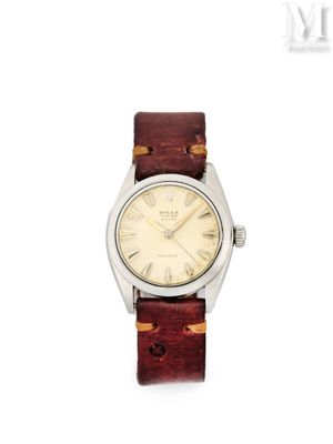 une image d'un gros plan d'une montre-bracelet sur un fond blanc