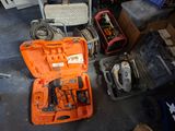 une mallette à outils orange posée par terre à côté d'autres outils
