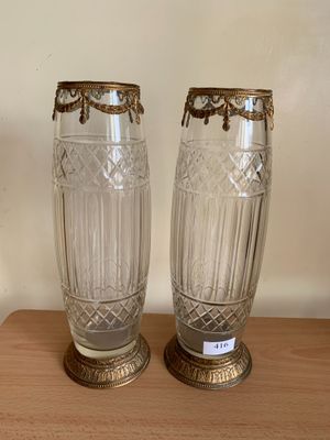 * Paire de vases en cristal à décor taillé, monture en métal…