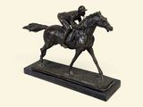 statue en bronze représentant un jockey à cheval, posée sur un socle en marbre