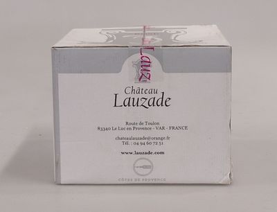 une boîte sur laquelle est collée une étiquette portant l'inscription « Château Lauzade »