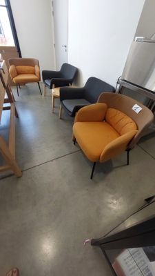 une pièce contenant beaucoup de chaises et de tables