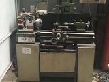 une machine qui se trouve à l'intérieur d'un garage
