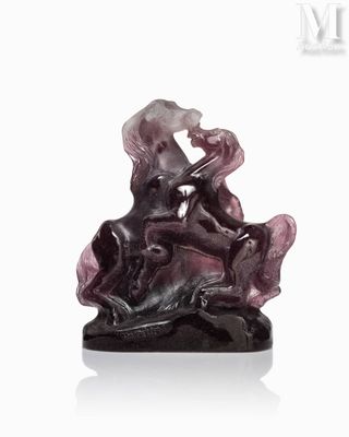 sculpture représentant une femme assise sur un rocher, une fleur à la main