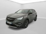 Une voiture grise est garée dans une pièce blanche