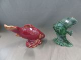 deux figurines d'oiseaux assis l'un à côté de l'autre