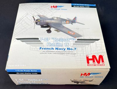 une boîte sur laquelle figure une maquette d'avion