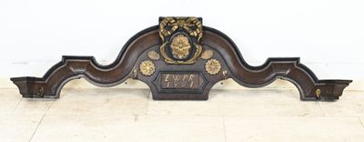 une image représentant une horloge ornée d'une tête de lion