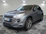 la voiture grise est garée dans le garage sur le sol en damier