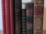 plusieurs vieux livres sont alignés sur une table
