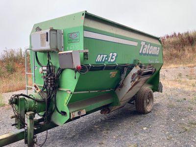 une remorque verte garée sur le bord de la route