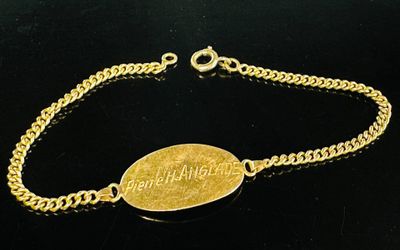 bracelet plaqué or avec une pièce de monnaie sur fond noir