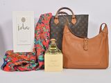Sac « Louis Vu Vu », écharpe, parfum et écharpe sur fond blanc