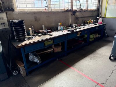 une photo d'un établi sur lequel sont posés de nombreux outils