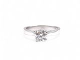 gros plan d'une bague en diamant sur fond blanc