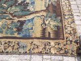 un tapis avec un arbre dessiné dessus, posé par terre