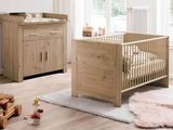 une chambre de bébé équipée d'un lit bébé et d'une commode