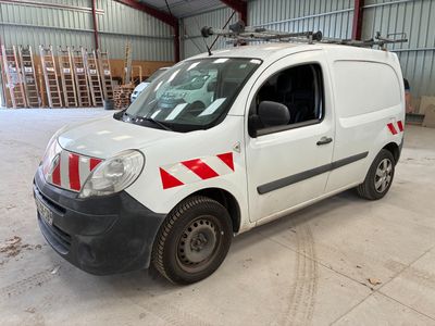 une camionnette blanche à rayures rouges garée dans un entrepôt