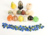 de nombreuses perles de verre de différentes sortes sur un fond blanc