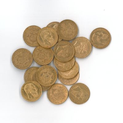 une pile de pièces d'or sur une surface blanche