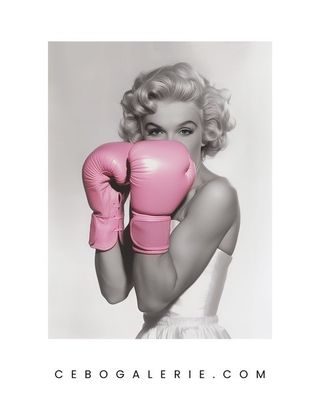 photographie en noir et blanc d'une femme portant des gants de boxe roses