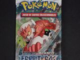 le dos d'un paquet de cartes à collectionner Pokémon posé sur une table