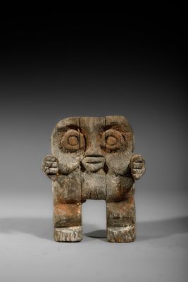 gros plan d'une statue d'un homme barbu