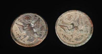 deux pièces de monnaie anciennes sur lesquelles figurent l'image d'un homme et d'une femme
