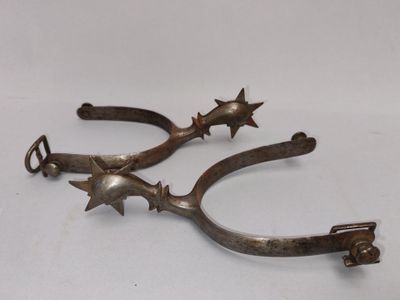 Paire d'ÉPERONS à molette à cinq branches en fer poli.