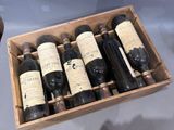 des bouteilles de vin sont rangées dans une caisse en bois accrochée au mur