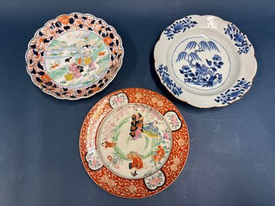 Suite de 3 assiettes en porcelaine dont 1 Compagnie des Inde…